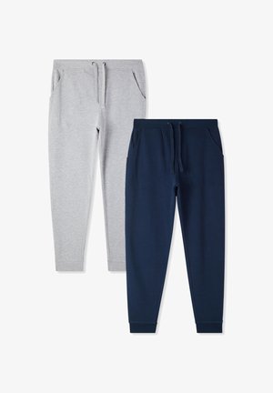 Due paia di pantaloni jogger, uno grigio chiaro e uno blu scuro, entrambi con coulisse e tasche laterali, disposti piatti su uno sfondo bianco.