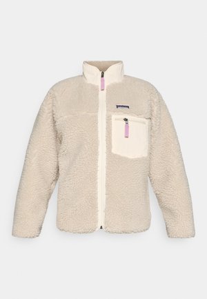 Jachetă bej din fleece cu guler înalt, fermoar frontal și buzunar crem cu fermoar roz. Suprafață texturată cu senzație moale.
