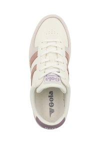 Sneaker en cuir blanc avec des accents en daim beige et mauve, bout rond, lacets plats et logo en relief sur la languette et la semelle.