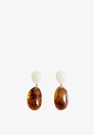Clous d’oreilles ovales blancs avec de grands pendentifs ovales en goutte, brillants et marron marbré, suspendus sous chaque clou.