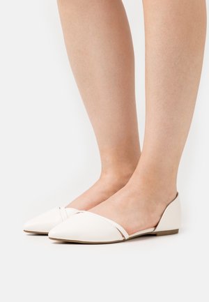Ballerine bianche in pelle con punta affusolata, bassa sul retro e con un design semplice. Le scarpe presentano un delicato dettaglio di cucitura nella parte anteriore.