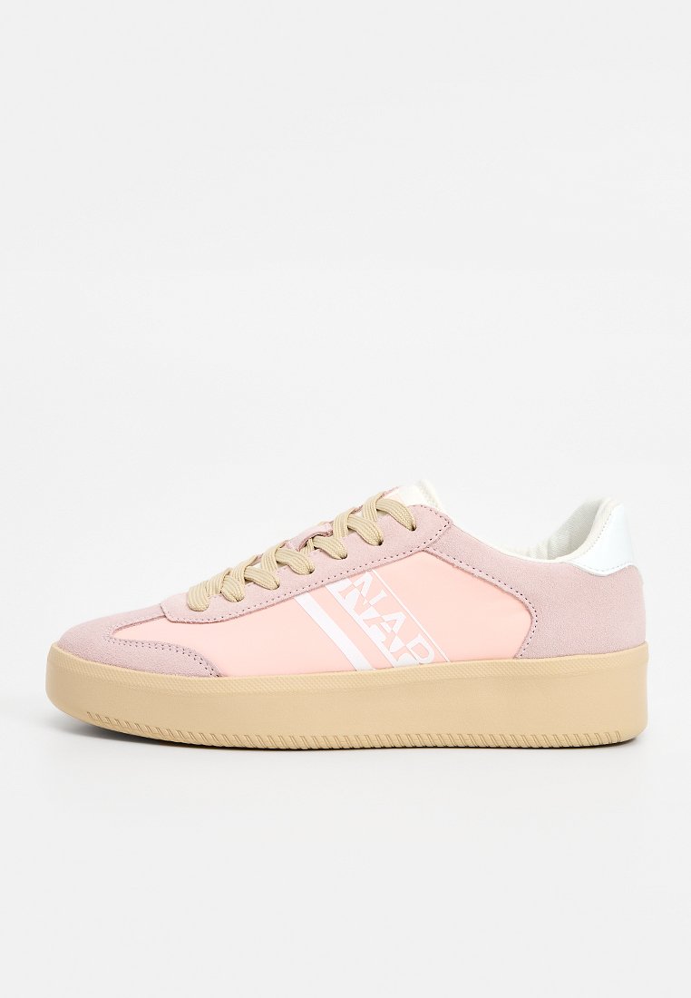 Zapatilla rosa que combina ante liso y texturizado, detalles en blanco, suela beige y cordones contrastantes con detalle de logo.