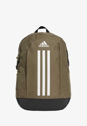 Oliwkowy plecak z białym logo Adidas i trzema pionowymi paskami. Teksturowany materiał, czarny spód oraz boczna kieszeń z detalami ze stali.