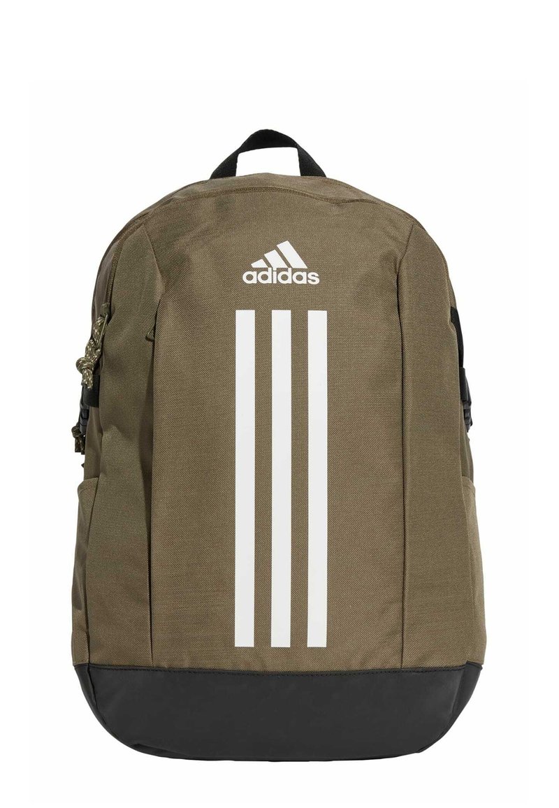 Oliwkowy plecak z białym logo Adidas i trzema pionowymi paskami. Teksturowany materiał, czarny spód oraz boczna kieszeń z detalami ze stali.