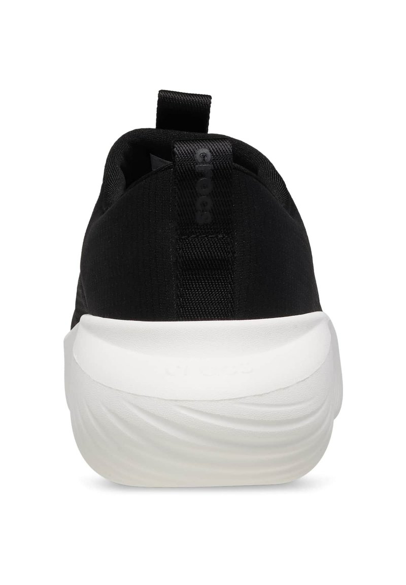 Schwarzer Sportschuh mit strukturiertem Obermaterial und einer dicken, weißen Gummisohle. Verfügt über eine Schlaufe hinten für ein einfaches Anziehen.