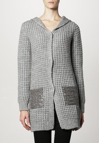 Cardigan grigio lavorato a maglia con cappuccio, caratterizzato da un tessuto testurizzato, maniche lunghe e due tasche frontali grigie adornate con paillettes.