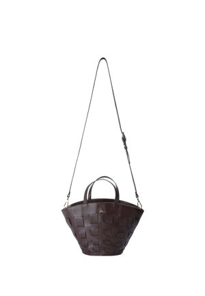 Bolso de mano de cuero marrón oscuro con forma ancha de trapecio y cuadros texturizados de cuadros, con dos asas y una larga correa de hombro ajustable.
