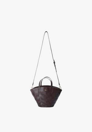 Bolso de mano de cuero marrón oscuro con forma ancha de trapecio y cuadros texturizados de cuadros, con dos asas y una larga correa de hombro ajustable.