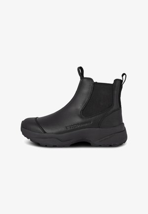 Botas negras hasta el tobillo hechas de cuero texturizado, con paneles laterales elásticos, un tirador y una suela de goma resistente para mayor tracción.