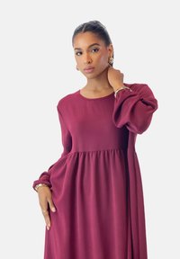 Elara ABAYA - Robe longue - weinrot
