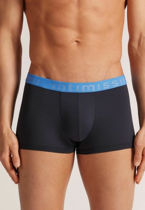 Sorte bokser shorts med en lys blå elastisk talje, der har "Intimissimi" logo, lavet af glat, strækbart stof for komfort.