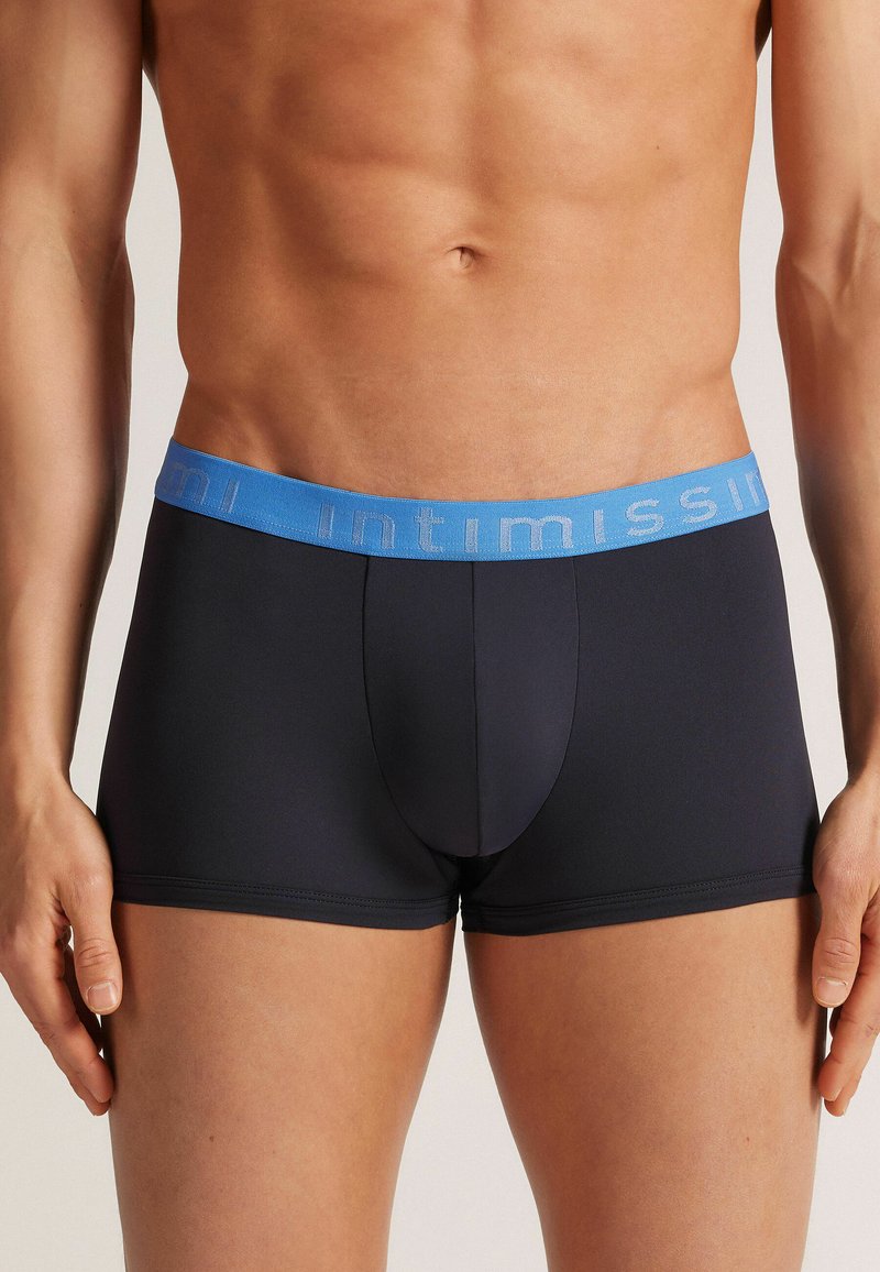 Svarta boxerkalsonger med en ljusblå elastisk midjeband med "Intimissimi"-logotyp, tillverkade av ett mjukt, stretchigt tyg för komfort.