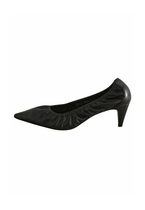 Schwarze Leder-Pumps mit hohen Absätzen, spitz zulaufender Zehenpartie, geraffter Textur am Öffnungsrand und schmalem Absatz. Einfaches und elegantes Design.