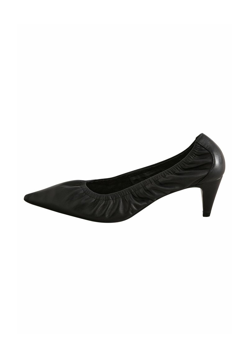 Schwarze Leder-Pumps mit hohen Absätzen, spitz zulaufender Zehenpartie, geraffter Textur am Öffnungsrand und schmalem Absatz. Einfaches und elegantes Design.