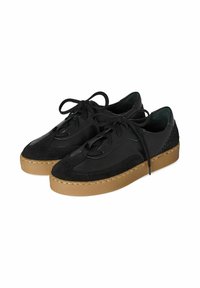 Mustat kengät, joissa mokka- ja nahkapäällinen, pyöreä kärki, matala kumipohja ja säädettävät nauhat. Ominaisuuksiin kuuluu kontrastivärinen ompelu ja tekstuurilliset korostukset.