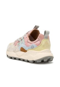 Wielokolorowe sneakersy z zamszu i siateczki. Miękkie pastele obejmujące róż, niebieski, żółty oraz brązowe akcenty. Gruba podeszwa z przyczepnością.