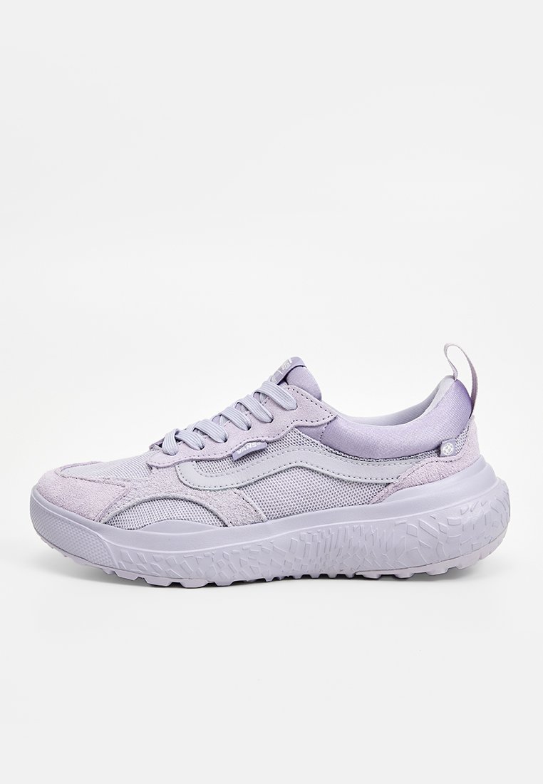 Hellblaue Sneakers aus einer Kombination von Mesh und Wildleder, mit einer strukturierten Gummisohle und Schnürdesign mit Logostickerei.