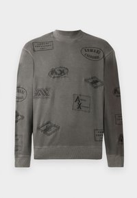 Šedá mikina s kulatým výstřihem, která obsahuje embosované nášivky a loga Armani Exchange v různých tvarech a velikostech rozmístěných po celém povrchu.