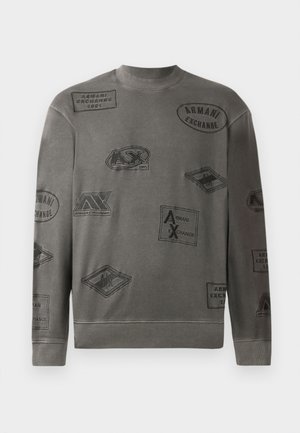 Felpa grigia con scollatura tonda, caratterizzata da toppe in rilievo e loghi di Armani Exchange in diverse forme e dimensioni.