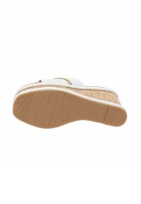 Sandalo bianco slip-on con piattaforma in sughero, suola in gomma testurizzata e una fascia liscia. La suola presenta scanalature orizzontali per una migliore aderenza.