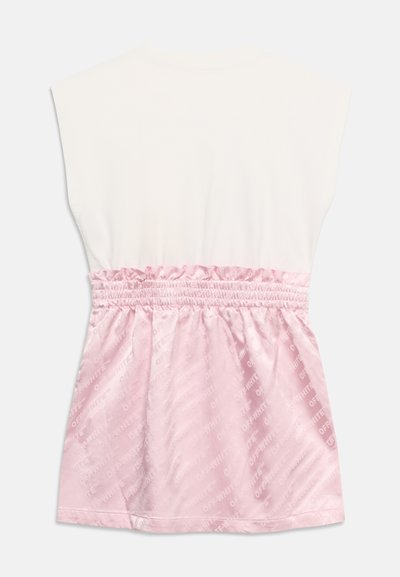 Haut blanc sans manches avec une jupe froncée en satin rose brillant présentant un motif répétitif du texte "Off-White".