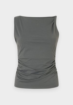 Pilka, be rankovių palaidinė su drapiruotu dizainu, raukšlėta šonine detalizacija, lygiu paviršiumi ir tiesiu iškirpimu. Audinys atrodo lengvas.