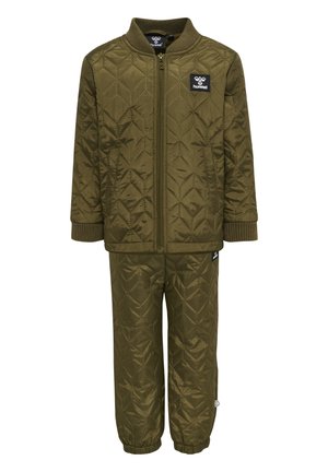 Olivgrön kviltad jacka och byxor set, med dragkedja fram, ribbade muddar och ett logopatch. Tyget har en slät textur och diamantsöm.