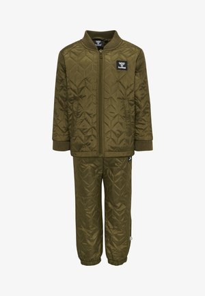 Olivgrön kviltad jacka och byxor set, med dragkedja fram, ribbade muddar och ett logopatch. Tyget har en slät textur och diamantsöm.
