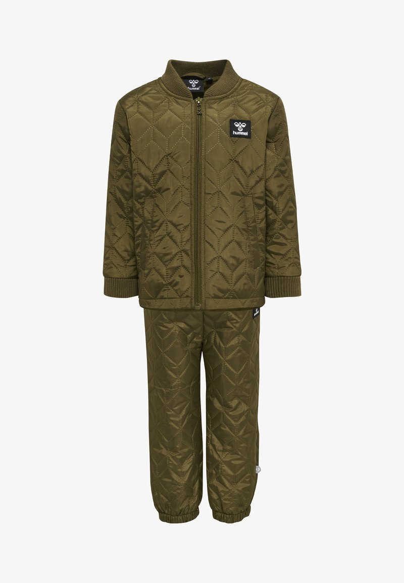 Olivgrön kviltad jacka och byxor set, med dragkedja fram, ribbade muddar och ett logopatch. Tyget har en slät textur och diamantsöm.