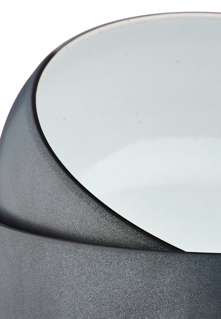 Ceramiczna miska z gładką białą wewnętrzną stroną i matową ciemnoszarym zewnętrzną stroną. Posiada zaokrąglony brzeg i elegancki, nowoczesny design.