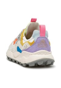 Sneaker multicolore realizzato in mesh, suede e gomma; modellato con un colletto imbottito, dettagli texturizzati e una suola in gomma.