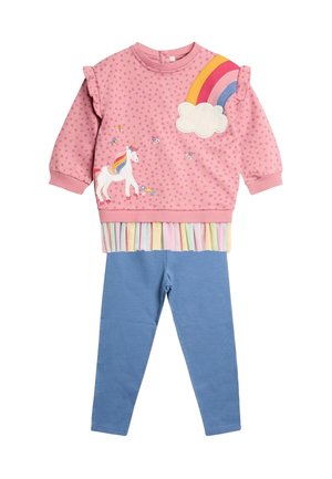 Rosa Sweatshirt mit einem Einhorn- und Regenbogenmuster, Rüschenärmeln und einem pastellfarbenen, plissierten Saum, kombiniert mit blauen Leggings. Aus Baumwollmaterial.