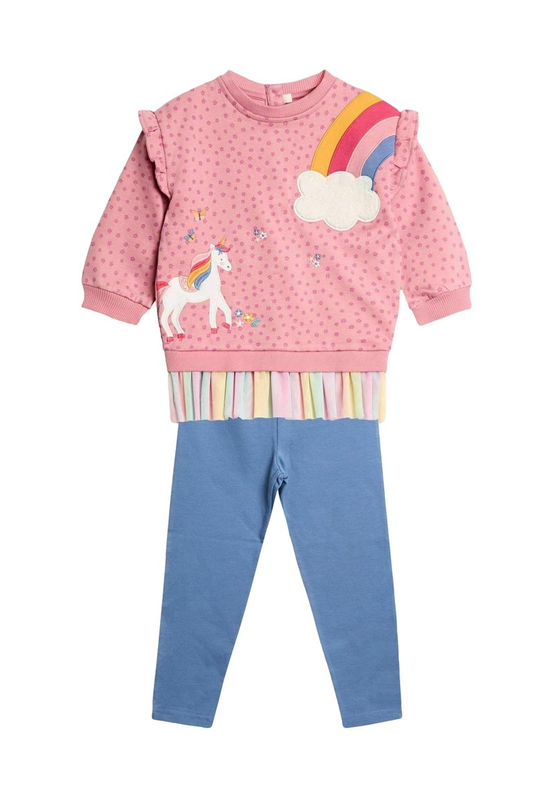 Rózsaszín pulóver unikornissal és szivárvány designnal, fodros ujjakkal és pasztell redőzött aljjal, kék leggings-szel párosítva. Pamut anyag.