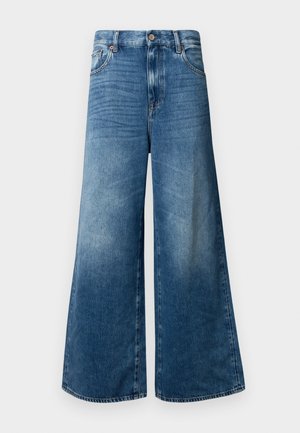 Calças de ganga de perna larga em azul médio, com um clássico design de cinco bolsos, fecho de botão e um ligeiro desbotamento para adicionar textura.
