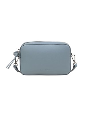 Sac bandoulière rectangulaire en cuir bleu clair avec fermeture éclair argentée et crochets de sangle amovibles sur fond blanc.
