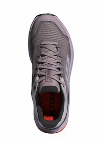 Baskets de sport gris clair avec un dessus en maille texturée, lacets gris, intérieur rouge et accents blancs. Présente un marquage proéminent et une semelle rembourrée.