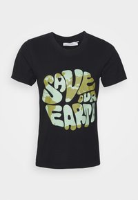 T-shirt preta de algodão com um grande gráfico ondulado "Salve o Nosso Planeta" em tons de verde e amarelo, destacando um design de planeta.