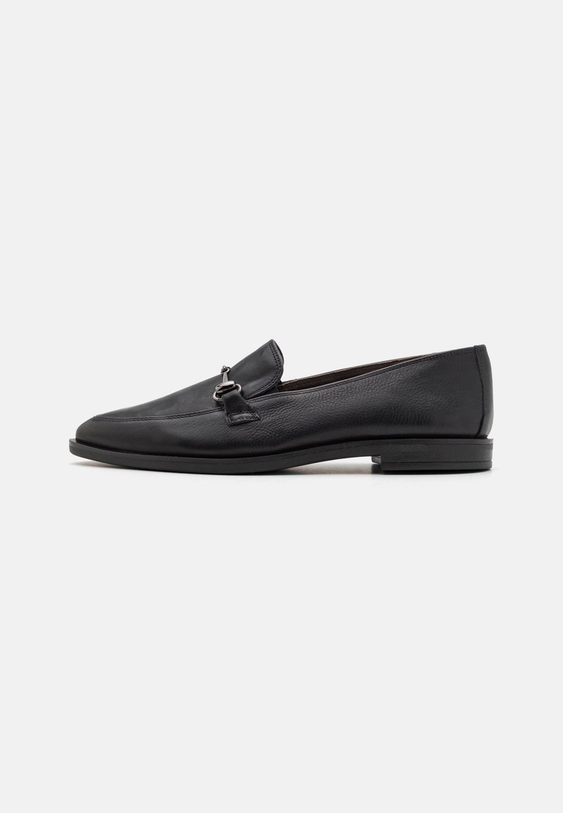 Mocassin en cuir noir avec détail en métal argenté sur le mors, talon bas et bout carré arrondi, présenté en profil latéral sur fond blanc.