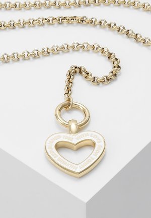 Guld kædehalskæde med hjerteformet vedhæng indgraveret med "Med kærlighed fra Tommy Hilfiger Etableret 1985."