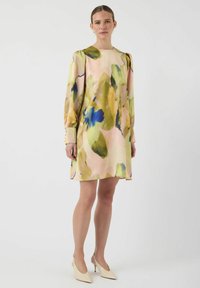 Bloemenprint jurk in zachte pastelkleuren met lange mouwen en een ronde halslijn, gemaakt van lichtgewicht stof met een gladde textuur.