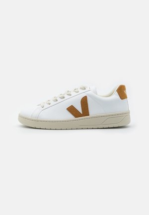 Weiße Ledersneaker mit braunem Wildlederlogo, cremfarbenen Schnürsenkeln und beiger Gummisohle. Klassisches Low-Top-Design mit minimalen Akzenten.