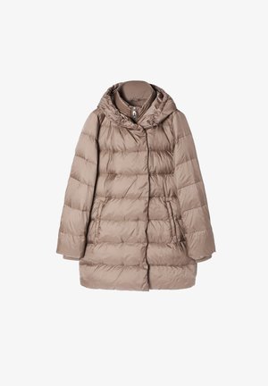 Geacă puffer bej cu glugă, cu un model matlasat, închidere frontală cu fermoar, buzunare laterale și sfori ajustabile la glugă.