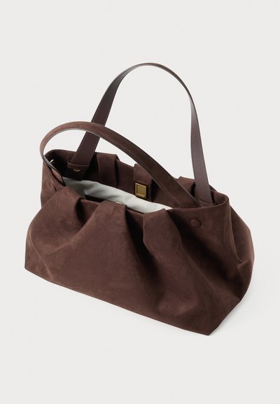 Borsa in suede marrone con texture arricciata, doppi manici e rivestimento interno chiaro. Presenta un accento metallico per la chiusura.