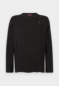 Juoda ilgomis rankovėmis marškinėliai iš lygaus audinio su apvalia iškirpte, krūtinėje raudonas prekės ženklas ir kontrastingos siūlės detalės.