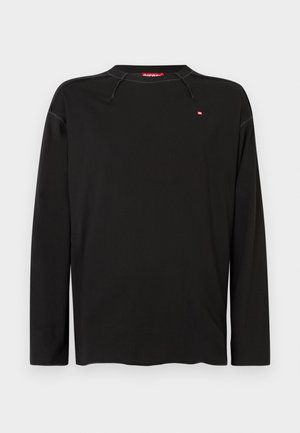 Juoda ilgomis rankovėmis marškinėliai iš lygaus audinio su apvalia iškirpte, krūtinėje raudonas prekės ženklas ir kontrastingos siūlės detalės.