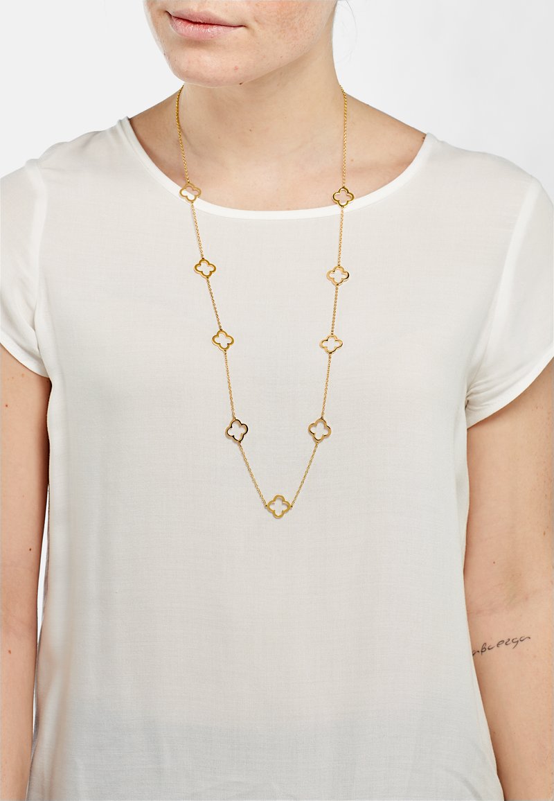 Gouden ketting met afwisselende bloemvormige schakel en ronde accenten. Lichtgewicht kettingontwerp gecombineerd met een lichtgekleurde top.