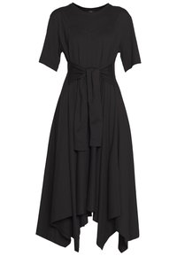 Svart kortärmad klänning med en figurnära överdel och en knytning i midjan, med en asymmetrisk fåll och mjukt, texturerat material.