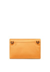 Oranžová kožená psaníčka s hladkým povrchem, vybavená dvěma černými kovovými kroužky na obou stranách a minimalistickým designem.