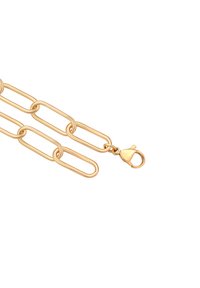 Gouden ketting met grote rechthoekige schakels en een musketon sluiting op een witte achtergrond.