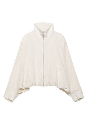 Biała krótka kurtka z wysokim kołnierzem, długimi szerokimi rękawami, zamkiem z przodu i marszczonym dołem.